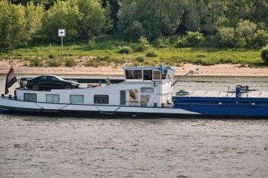 2 Haziran 2025 - Tolkamer-Hollanda: İç kargo gemisi Natasja Rhine 'de akıntıya karşı yüzüyor, kaptan köşkünü, kıç güvertesini ve kamarasını gösteriyor..