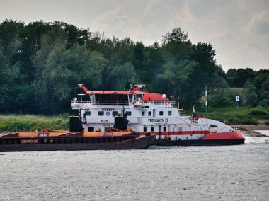 2 Haziran 2025 - Tolkamer-Hollanda: Hollandalı satıcı Veerhaven XI ve IJsbeer adıyla Rhine Nehri 'ndeki Almanya' ya kömür mavnası taşıma.