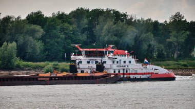 2 Haziran 2025 - Tolkamer-Hollanda: Hollandalı satıcı Veerhaven XI ve IJsbeer adıyla Rhine Nehri 'ndeki Almanya' ya kömür mavnası taşıma.