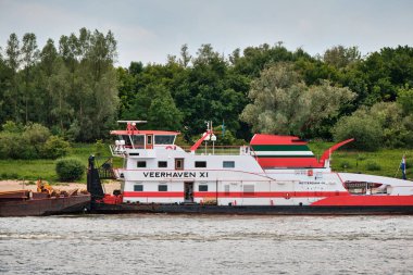 2 Haziran 2025 - Tolkamer-Hollanda: Hollanda 'nın torbacısı XI. Veerhaven' ın Ren Nehri 'ndeki Almanya' ya kömür mavnası taşıması üzerine yan görüş.