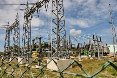 18 Haziran 2025 - Karlshagen-Almanya: Mürettebat Usedom adasındaki yeni bir elektrik santraline şalter ve yüksek gerilim hatları kurarak bölgesel elektrik şebekesi altyapısını güçlendirdi.