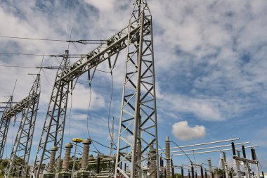 18 Haziran 2025 - Karlshagen-Almanya: Mürettebat Usedom adasındaki yeni bir elektrik santraline şalter ve yüksek gerilim hatları kurarak bölgesel elektrik şebekesi altyapısını güçlendirdi.