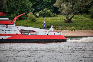 18 Haziran 2025 - Karlshagen-Almanya: Mürettebat Usedom adasındaki yeni bir elektrik santraline şalter ve yüksek gerilim hatları kurarak bölgesel elektrik şebekesi altyapısını güçlendirdi.
