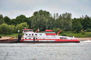 2 Haziran 2025 - Tolkamer-Hollanda: Hollandalı satıcı Veerhaven XI ve IJsbeer adıyla Rhine Nehri 'ndeki Almanya' ya kömür mavnası taşıma.