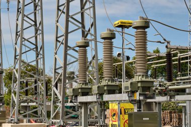 18 Haziran 2025 - Karlshagen-Almanya: Üç faz izolatörleri, yeşil minibüsün arka planında çalışan ekiple birlikte yeni merkezin ön planına hakim oldular.