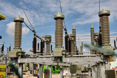 18 Haziran 2025 - Karlshagen-Almanya: Üç faz izolatörleri, yeşil minibüsün arka planında çalışan ekiple birlikte yeni merkezin ön planına hakim oldular.