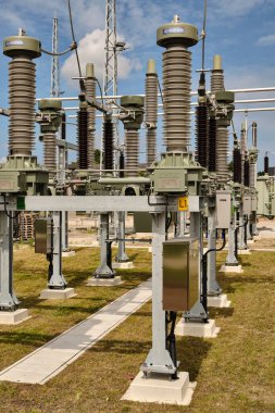 18 Haziran 2025 - Karlshagen-Almanya: Faz izolatörlerinin çizgileri yeni alt istasyon sahasının ön planına hakim olarak, fotoğrafa dikey odaklanma imkanı verdi.