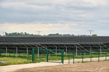 28 Mayıs 2025 - Vlissingen-Hollanda: Westerschelde halklarının yakınındaki deniz dikenli geleneksel Hollanda yel değirmeni, rüzgar türbinleri ve parçalı bulutlu bir günde arka planda nakliye.