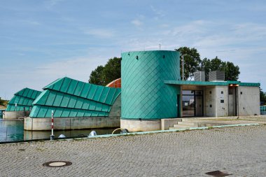 26 Haziran 2025 - Greifswald-Almanya: Wieck 'teki Ryck nehrindeki modern segment sel bariyeri, Baltık Denizi fırtınasından korunuyor.