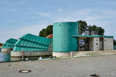 26 Haziran 2025 - Greifswald-Almanya: Wieck 'teki Ryck nehrindeki modern segment sel bariyeri, Baltık Denizi fırtınasından korunuyor.