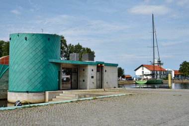 26 Haziran 2025 - Greifswald-Almanya: Wieck 'teki Ryck nehrindeki modern segment sel bariyeri, Baltık Denizi fırtınasından korunuyor.