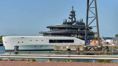 30 Mayıs 2025 - Vlissingen-Hollanda: Damen Yat rıhtımına demirlemiş gri gövdeli ve siyah üst yapısı olan yeni inşa edilmiş bir süper yat..