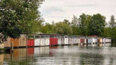 28 Haziran 2025 - Stralsund - Almanya: Eski Stralsund kasabasındaki tarihi St. Marys Kilisesi 'nin yanına yeni bir trafo istasyonu kuruldu..