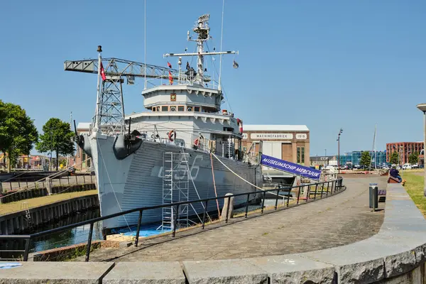 30 Mayıs 2025 - Vlissingen-Hollanda: Eski Hollanda Donanma torpido atölyesi Mercuur, Scheldekwartier 'deki tarihi bir rıhtımda sergilenmektedir..