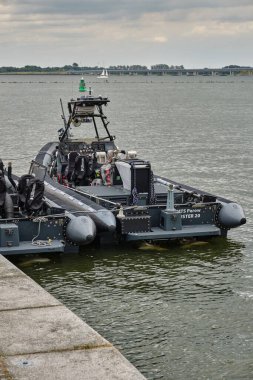 30 Haziran 2025 - Stralsund, Almanya: İki Seebataillon katı şişirilebilir kayık iskeleye monte edilmiş makineli tüfekler, çocuklar dümende, Bundeswehr Günü 'nde kalabalık rıhtım ve eski köprü.