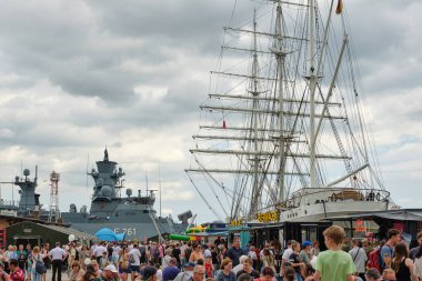 30 Haziran 2025 - Almanya 'nın Stralsund kenti: Bundeswehr Günü' nde üç direkli Gorch Fock I, bira kamyonları ve Alman Corvette Magdeburg (F261).