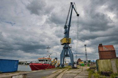30 Haziran 2025 - Almanya 'nın Stralsund kenti: Bundeswehr Günü' nde üç direkli Gorch Fock I, bira kamyonları ve Alman Corvette Magdeburg (F261).