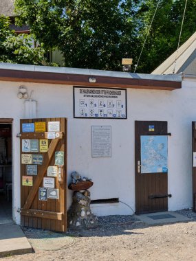 10 Temmuz 2025 Vitt - Almanya: Rugen Adası 'nda tarihi bir sahil köyü olan Vitt limanındaki kayalık bir sahilde küçük balıkçı tekneleri dinleniyor..