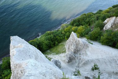 10 Temmuz 2025 Vitt - Almanya: Rugen Adası 'nda tarihi bir sahil köyü olan Vitt limanındaki kayalık bir sahilde küçük balıkçı tekneleri dinleniyor..