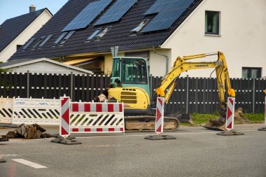 Almanya Rugen Adası 'ndaki Koenigsstuhl yakınlarında beyaz tebeşir kayalıkları. Baltık Denizi, sıcak bir yaz gökyüzü altında Jasmund Ulusal Parkı 'nda kuğularla dolu..