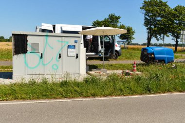 Almanya Rugen Adası 'ndaki Koenigsstuhl yakınlarında beyaz tebeşir kayalıkları. Yasemin Milli Parkı 'nda sıcak bir yaz gökyüzü altında Orman Sahili sakin Baltık Denizi ile buluşuyor.
