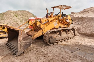 7 Eylül 2024 - Hollanda, Friesland 'daki bir kum çukurunda tarihi bir toprak taşıma haftasonu boyunca Vintage Fiat-Allis sürüngen yükleyici.