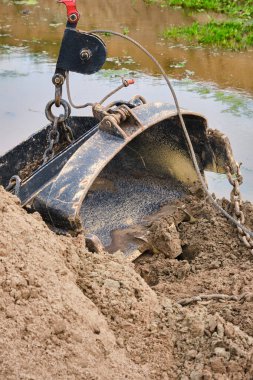 Hollanda: Tarihi toprak taşıma haftası boyunca arka planda su siperi bulunan klasik mühendislik çalışmalarını ön plana çıkaran klasik kılavuz kovası.