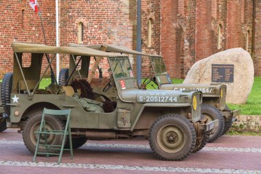 5 Mayıs 2024 - Norg-Hollanda: Köy meydanı ve kilisedeki 2. Dünya Savaşı 'na ait askeri cipler Drenthe eyaleti boyunca düzenlenen bir özgürlük gezisi sırasında restore edildi.