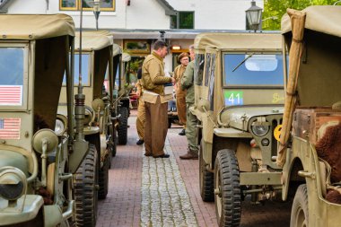 5 Mayıs 2024 - Norg-Hollanda: Köy meydanı ve kilisedeki 2. Dünya Savaşı 'na ait askeri cipler Drenthe eyaleti boyunca düzenlenen bir özgürlük gezisi sırasında restore edildi.