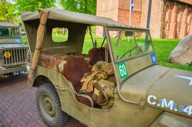 5 Mayıs 2024 - Norg-Hollanda: Köy meydanı ve kilisedeki 2. Dünya Savaşı 'na ait askeri cipler Drenthe eyaleti boyunca düzenlenen bir özgürlük gezisi sırasında restore edildi.