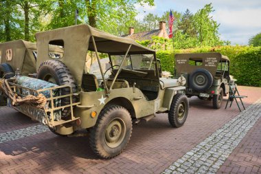 5 Mayıs 2024 - Norg-Hollanda: Köy meydanı ve kilisedeki 2. Dünya Savaşı 'na ait askeri cipler Drenthe eyaleti boyunca düzenlenen bir özgürlük gezisi sırasında restore edildi.