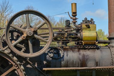 Arjantin 'den gelen Foster çekici motorunun silindir başındaki bakır buhar düdüğü, miras etkinliği sırasında tekerlek, kazan ve baca görünür..