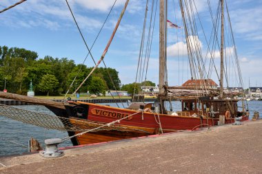 18 Haziran 2025; Karlshagen, Almanya: Tarihi yelkenli gemisi Victoria, parçalı bulutlu bir gökyüzü altında teçhizat ve ahşap gövde ile Usedom adasındaki Karlshagen limanına yanaştı..