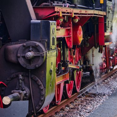 9 Ağustos 2023 - Veendam-Hollanda: Veendam Heritage tren istasyonundan ayrılan Deutsche Reichsbahn Sınıf 52 Kriegslokomotif buhar makinesinden buhar ve kaynar su geliyor.