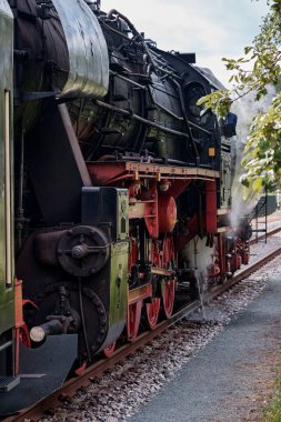 9 Ağustos 2023 - Veendam-Hollanda Tarihi Deutsche Reichsbahn Sınıf 52 Kriegslokomotif buhar motoru Veendam Heritage tren istasyonundan kalkıyor.