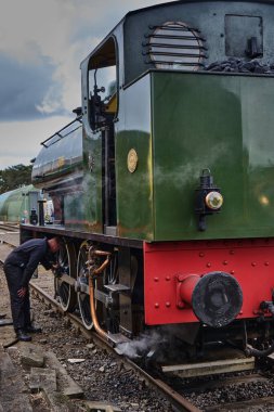 4 Mayıs 2025 - Maldegem-Belçika: İngiltere Savaş Bakanlığı 'nda 75196 numaralı buharlı lokomotif, tayfayla birlikte bir miras demiryolu etkinliği sırasında buhar altında.