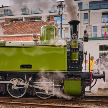 4 Mayıs 2025 - Maldegem-Belçika: Bacadan yükselen dumanla birlikte klasik La Meuse buhar lokomotifinin yakın çekimi ve kalkış sırasında açılan silindir horozlardan çıkan beyaz buhar.