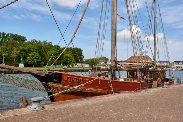 18 Haziran 2025; Karlshagen, Almanya: Tarihi yelkenli gemisi Victoria, parçalı bulutlu bir gökyüzü altında teçhizat ve ahşap gövde ile Usedom adasındaki Karlshagen limanına yanaştı..