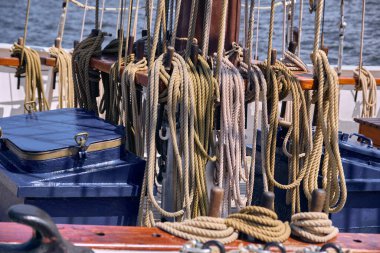 Uzun bir gemi direğinin ön ve kıç tarafında bulunan ve Rostock, Almanya 'da çekilen mavi güverte kapaklı iki askılık..