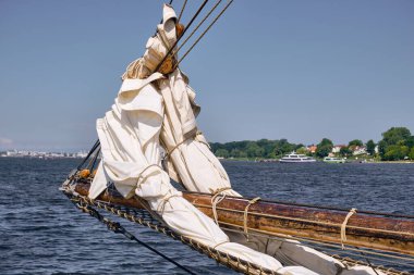 Rostock Limanı açıklarında yelkenli yelkenli gemi Bowsprit 'i. Açık bir yaz gününde Almanya' daki yerel charter filosunun bir parçası olarak fotoğraflandı..