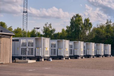 Landskrona, İsveç; 8 Ağustos 2025: İsveç 'in Landskrona kentindeki enerji tesisi bölgesinde şebeke ölçekli enerji depolama konteynırları sırası.