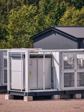 Landskrona, İsveç; 8 Ağustos 2025: İsveç 'te güneş büyümesi dönüştürücü ünitelerinin yakın plan şarj edilmesi.