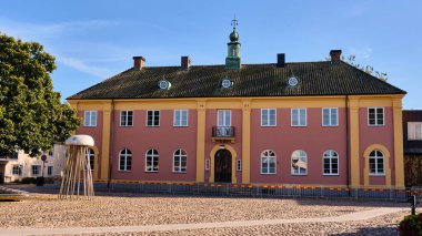 Agelholm, İsveç; 17 Ağustos 2025: Agelholm 'de kubbe ile birlikte heykel ve engellerle dolu tarihi belediye binası cephesi.