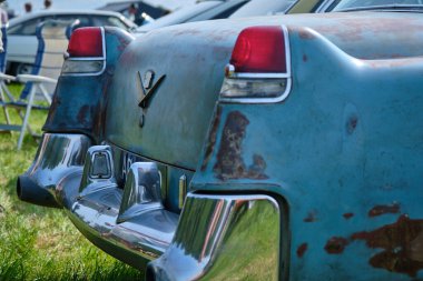 Ruinerwold, Hollanda; 17 Ağustos 2024: 1950 'lerin Cadillac 62 serisinin arka yüzgeçleri ve ikonik arka ışıkları Oldtimerdag Ruinerwold' da sergilenmekte, klasik Amerikan otomotiv tasarımı sergilenmektedir..