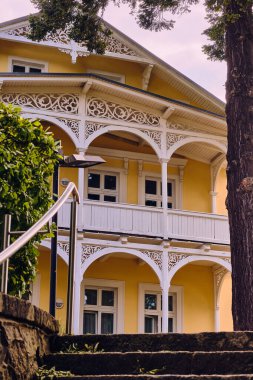 Goehren, Almanya; 6 Temmuz 2025: Süslü ahşap verandalı tarihi Rugen tatil köyü, klasik Baltık tatil beldesi mimarisi, editoryal seyahat imajı.