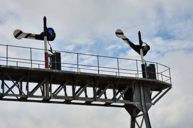 29 Mayıs 2025 - Hollanda Tarihi NS Hollanda Demiryolları Stoomtrein Borsele Demiryolu İstasyonu 'ndaki Sinyal Sinyali gantry.