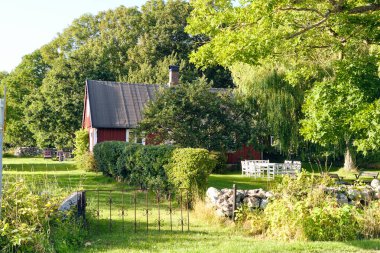 Tygelsjo, İsveç; 4 Ağustos 2025: Çatı katları ve ahşap mahremiyet çitleri olan modern İsveç evleri.