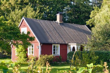 Tygelsjo, İsveç; 4 Ağustos 2025: Çatı katları ve ahşap mahremiyet çitleri olan modern İsveç evleri.