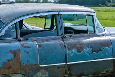 Ruinerwold, Hollanda; 17 Ağustos 2024: Patina Cadillac Serisi 1950 'lerden kalma 62 serisi, yıpranmış boya, krom kaplama ve iç ayrıntıları gösteren Oldtimerdag Ruinerwold' da sergilendi.