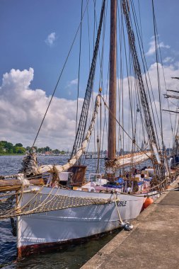 Rostock, Almanya; 25 Temmuz 2025: Yerel charter filosunun bir parçası olan Rostock Limanı, Almanya 'da bulunan Rostock limanında, ahşap yay, halat ve ağ kaplama ile klasik yelkenli gemi Nobile.